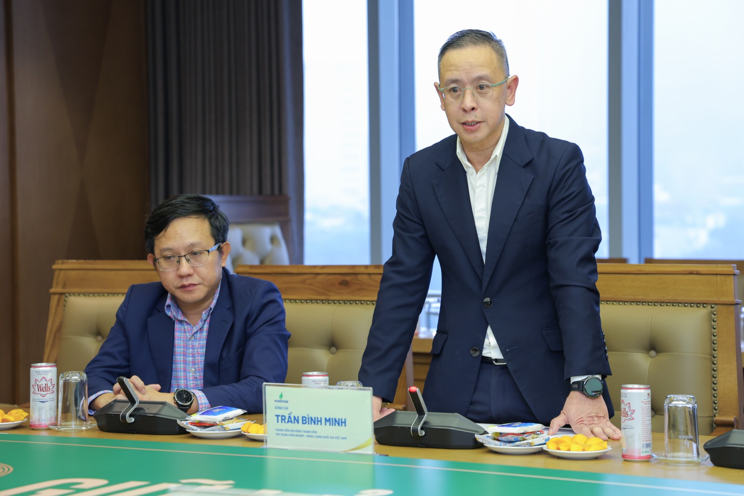 Thành viên HĐTV Petrovietnam Trần Bình Minh bày tỏ tin tưởng tân Kiểm soát viên Nghiêm Xuân Giang với kinh nghiệm thực tiễn phong phú sẽ nhanh chóng nắm bắt công việc và phối hợp hiệu quả với các ban chuyên môn Tập đoàn để hoàn thành tốt nhiệm vụ được giao.