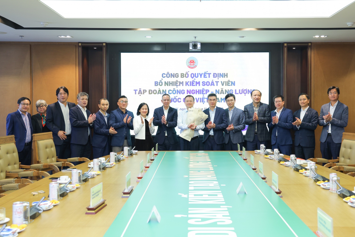 Đại diện Bộ Tài chính, lãnh đạo Petrovietnam và các ban chuyên môn chúc mừng Kiểm soát viên Nghiêm Xuân Giang.