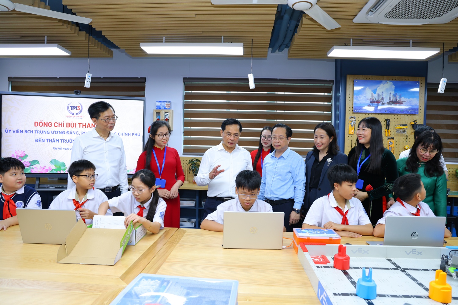 Phó Thủ tướng Bùi Thanh Sơn cùng các đại biểu, thầy, cô giáo quan sát các em học sinh Trường THCS Tây Mỗ 3 thực hành tại phòng thực hành giáo dục STEM.
