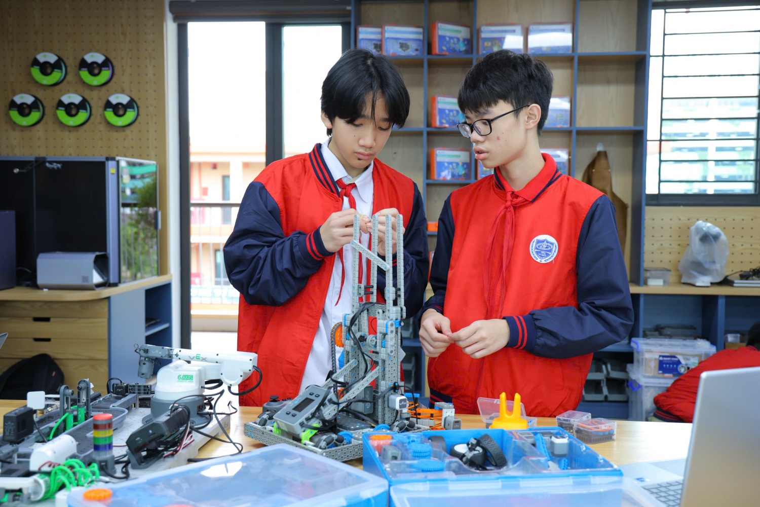 Học sinh Trường THCS Tây Mỗ 3 cùng nhau hoàn thiện các mô hình robot