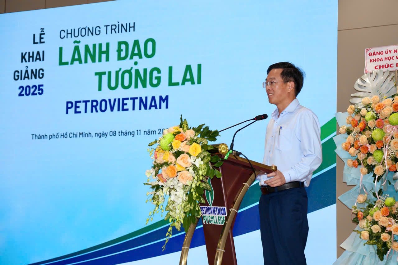 Đồng chí Ngô Xuân Hưng - Phó Hiệu trưởng phụ trách PV College phát biểu tại chương trình