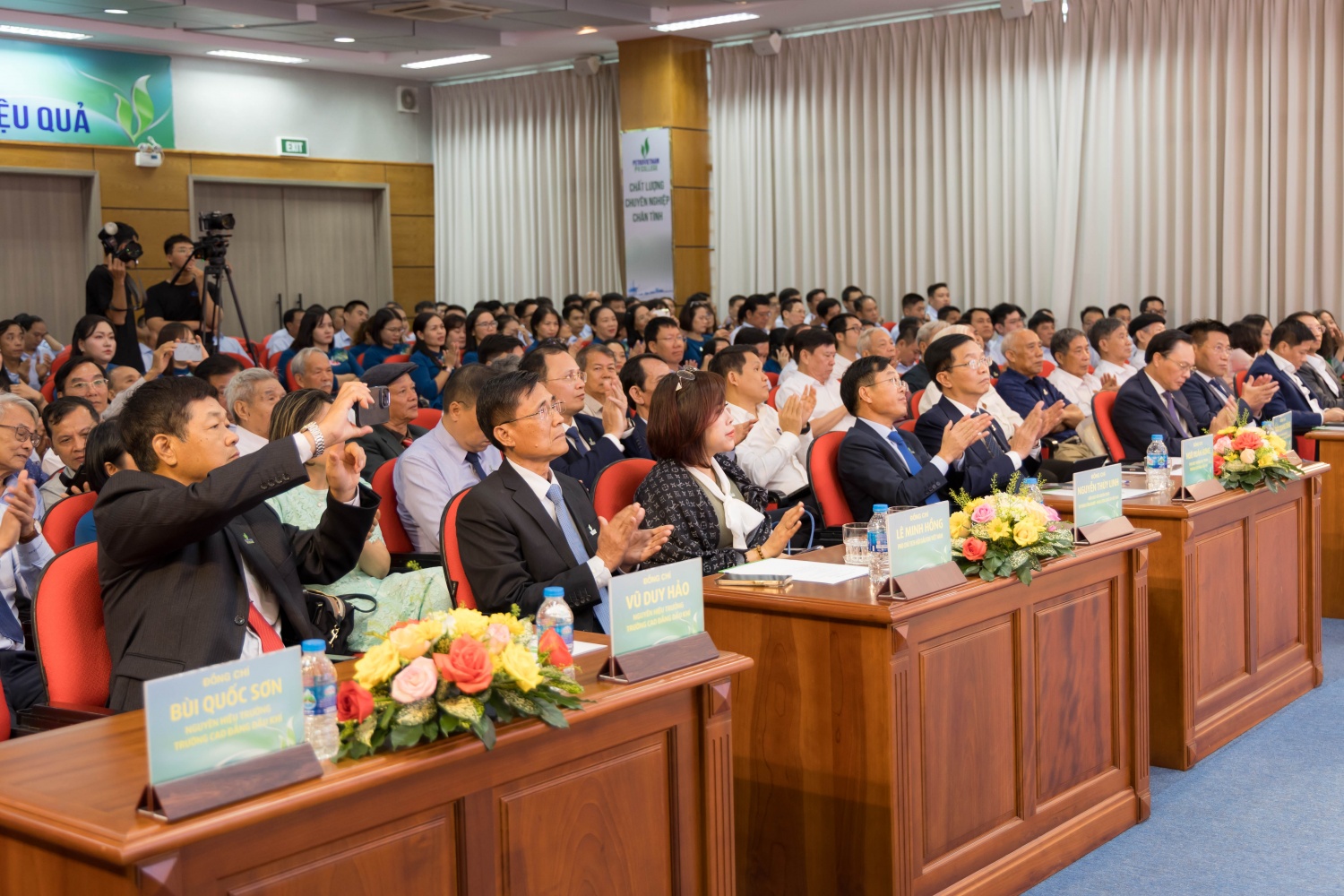 Các đại biểu tham dự buổi lễ