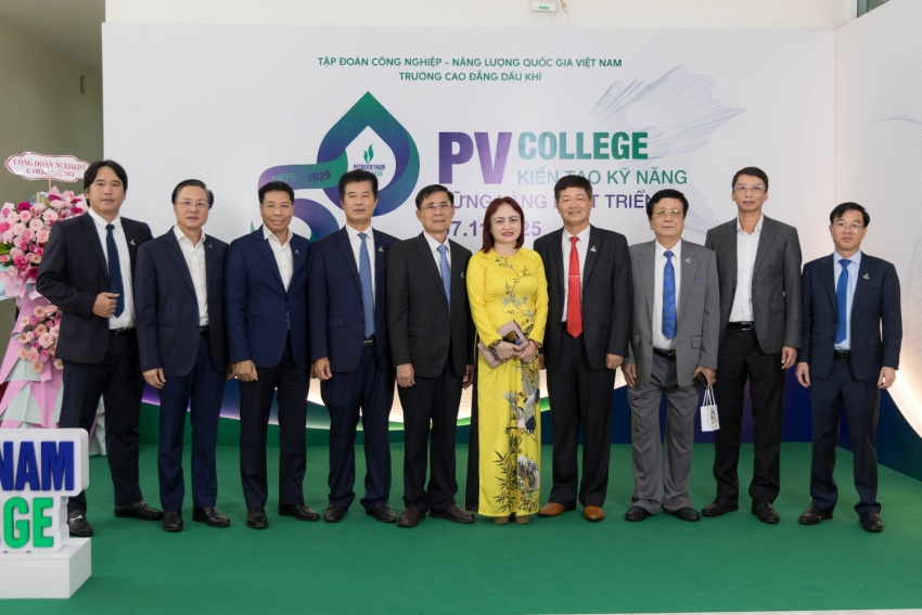 Lãnh đạo Tập đoàn và lãnh đạo PV College tại lễ kỷ niệm.