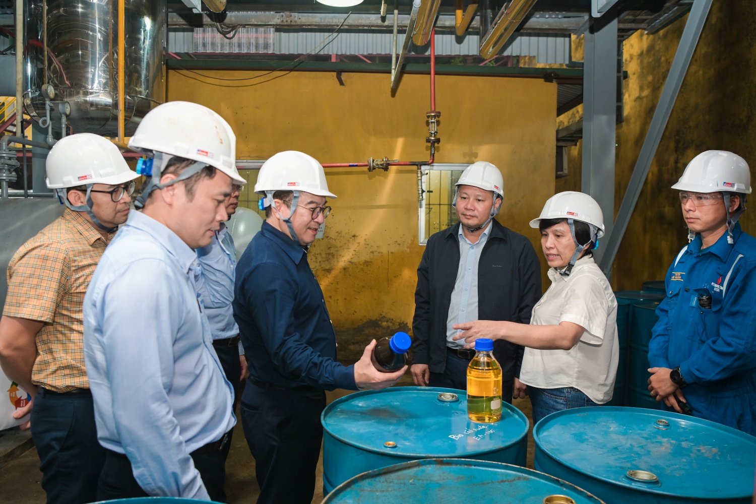 Lãnh đạo BSR tham quan và thúc đẩy tiến độ hoàn thiện công nghệ, sản xuất thử nghiệm nhiên liệu dầu diesel sinh học... (Ảnh: Minh Đức).