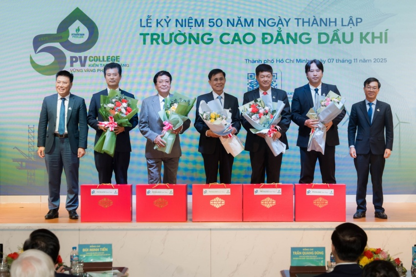 Tặng hoa tri ân nguyên lãnh đạo PV College.