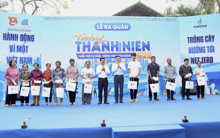 Đồng chí Lê Mạnh Hùng - Chủ tịch HĐTV Petrovietnam và đại diện tỉnh Bà Rịa - Vũng Tàu cũ trao quà cho bà con đồng bào dân tộc Chơ Ro.