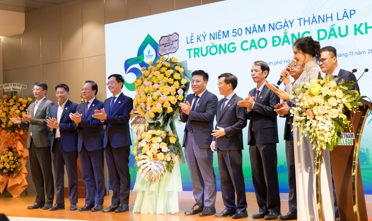 Lãnh đạo Petrovietnam chúc mừng kỷ niệm 50 năm thành lập PV College