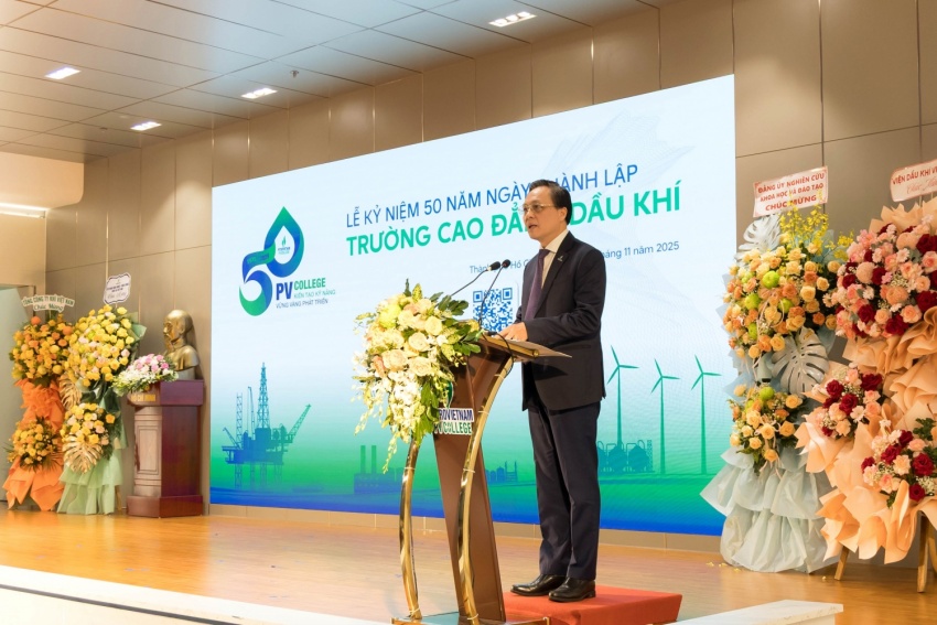 Thành viên HĐTV Petrovietnam Bùi Minh Tiến chúc mừng PV Colllege kỷ niệm 50 năm.