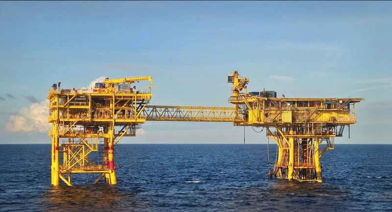 Giàn BK-24 kết nối với giàn BK-20 trên biển.