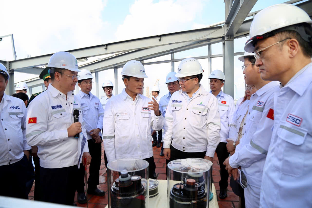 Bí thư Thành ủy TP HCM Trần Lưu Quang thăm Trung tâm Dịch vụ Hậu cần Kỹ thuật PTSC, nơi các hạng mục thuộc hợp phần thượng nguồn Dự án phát triển mỏ khí Lô B đang được triển khai thi công, chế tạo.