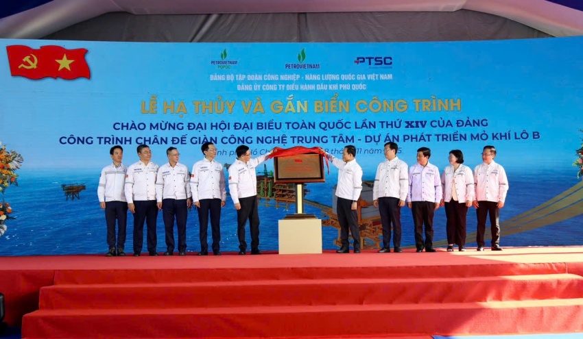 Đồng chí Trần Lưu Quang - Bí thư Trung ương Đảng, Bí thư Thành ủy TP. Hồ Chí Minh và đồng chí Lê Mạnh Hùng - Bí thư Đảng ủy, Chủ tịch HĐTV Petrovietnam thực hiện nghi thức gắn biển và hạ thủy công trình.  			
