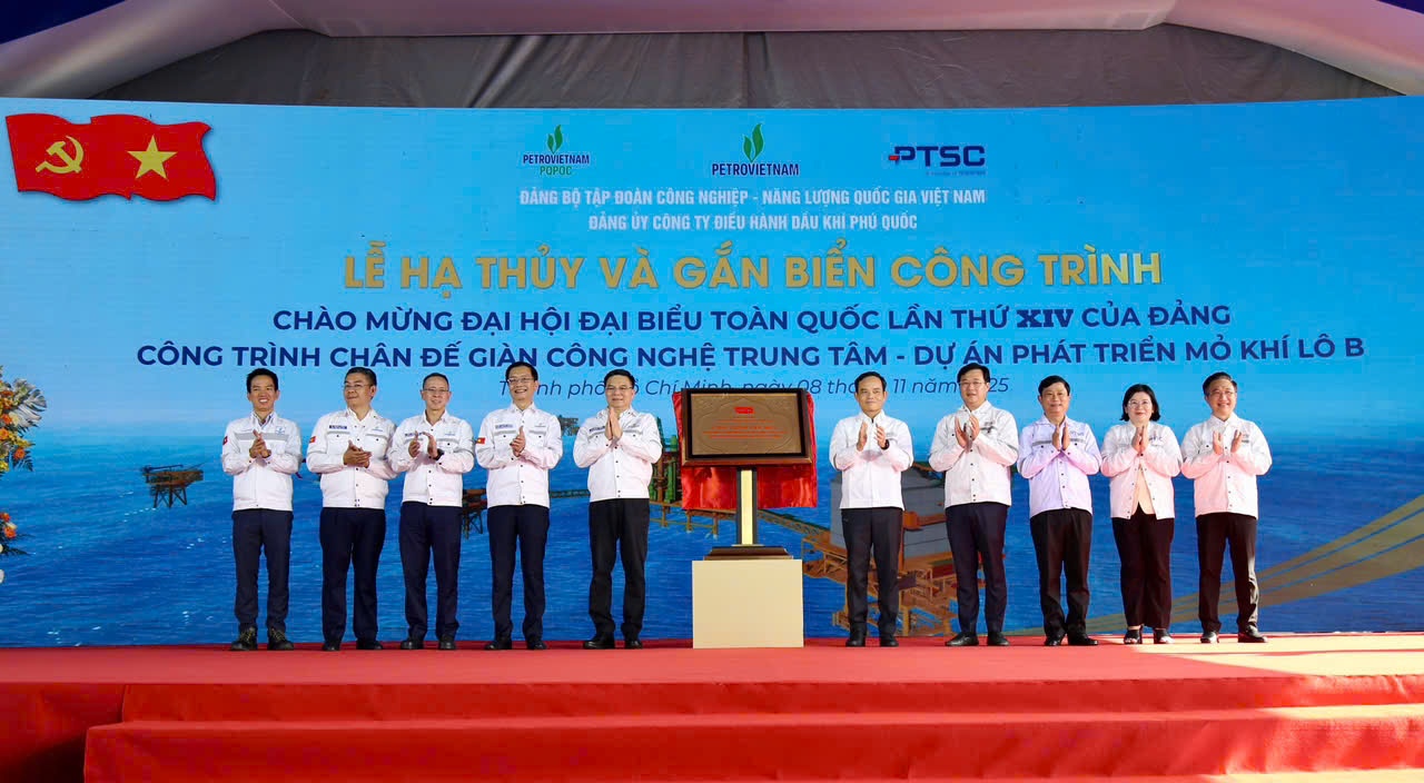 Các đại biểu thực hiện nghi thức gắn biển Công trình chào mừng Đại hội Đảng toàn quốc lần thứ XIV đối với chân đế khối thượng tầng Giàn công nghệ trung tâm (CPP) - Dự án phát triển mỏ khí Lô B & 48/95 và Lô 52/97.