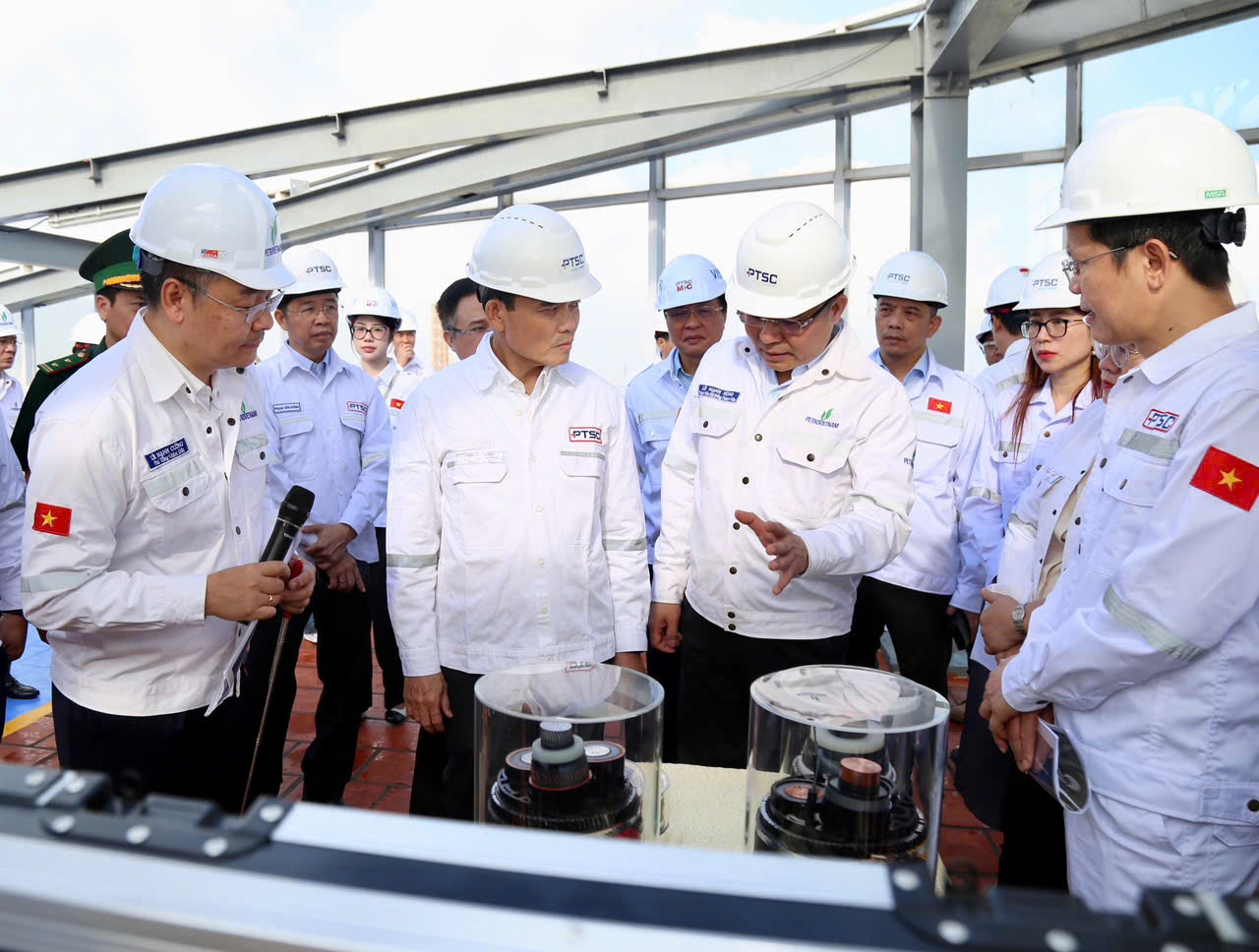 Bí thư Thành ủy TP. Hồ Chí Minh Trần Lưu Quang thăm Trung tâm Dịch vụ Hậu cần Kỹ thuật PTSC.