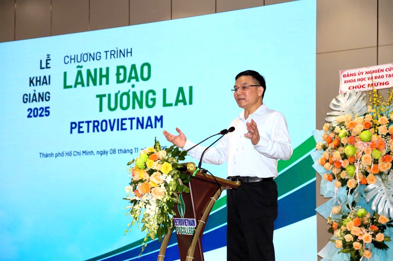 Đồng chí Lê Mạnh Hùng - Chủ tịch HĐTV Petrovietnam khẳng định, nguồn cảm hứng mạnh mẽ nhất cho các học viên chính là tinh thần đoàn kết, thống nhất, nêu gương, nghiêm túc thực hiện các nhiệm vụ, mục tiêu do Ban lãnh đạo Petrovietnam và Ban lãnh đạo các đơn vị trong hệ sinh thái Petrovietnam đề ra.
