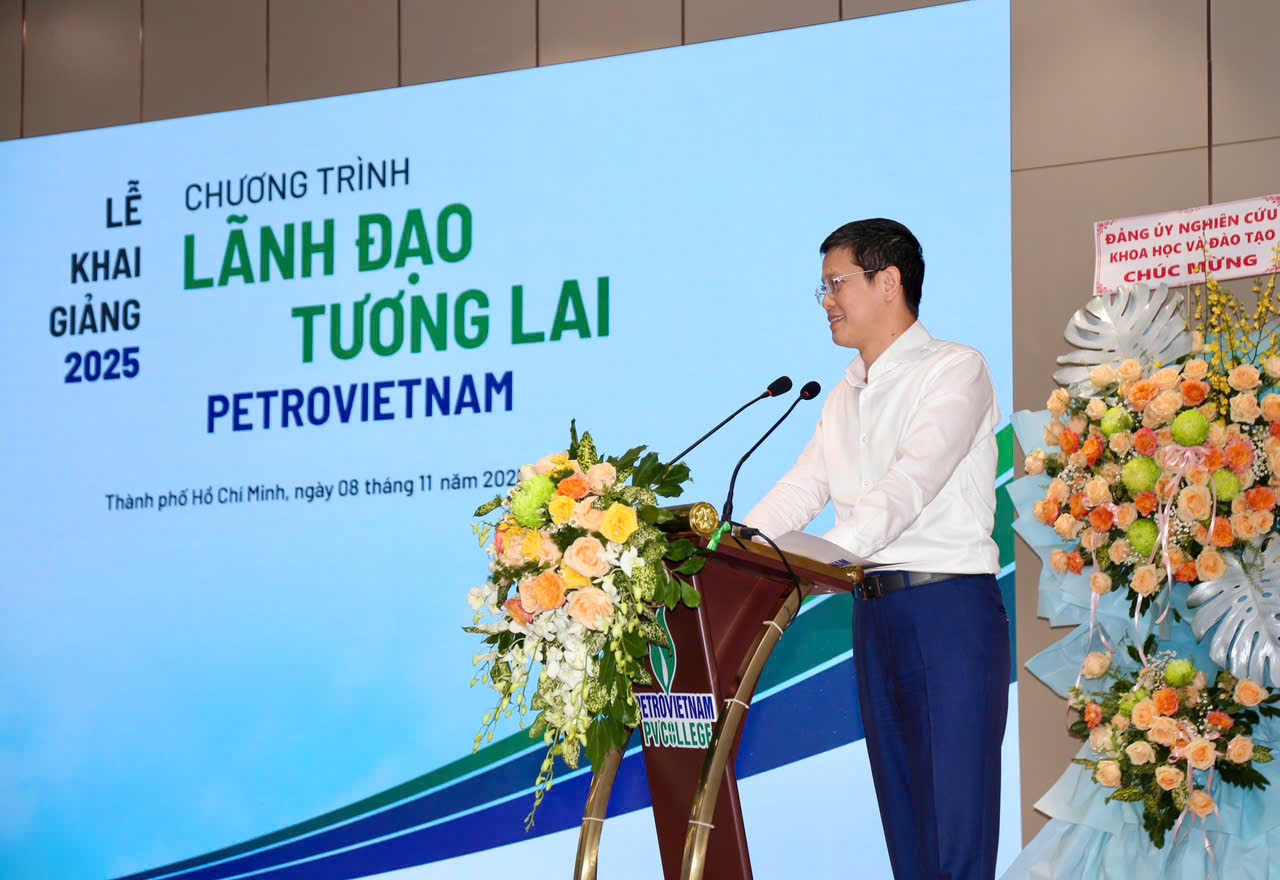 Đại diện lãnh đạo các đơn vị thành viên của Petrovietnam, đồng chí Trần Hồ Bắc - Tổng Giám đốc Tổng công ty cổ phần Dịch vụ Kỹ thuật Dầu khí Việt Nam (PTSC) khẳng định cam kết đồng hành cùng Tập đoàn trong công tác xây dựng đội ngũ, tạo điều kiện cho thế hệ trẻ học tập, trưởng thành.