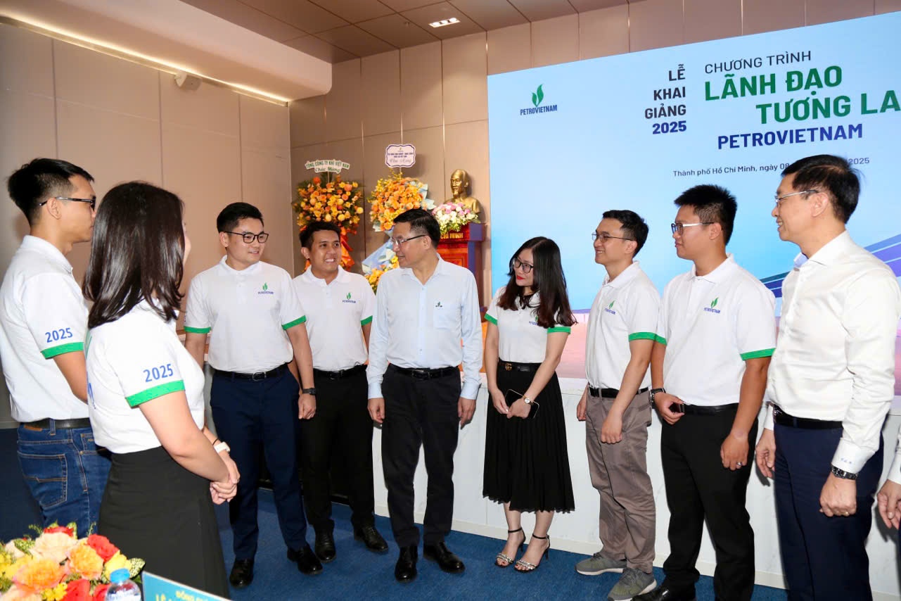 Đồng chí Lê Mạnh Hùng và đồng chí Trần Quang Dũng trò chuyện với các học viên trong Lễ khai giảng Chương trình “Lãnh đạo tương lai Petrovietnam 2025”.
