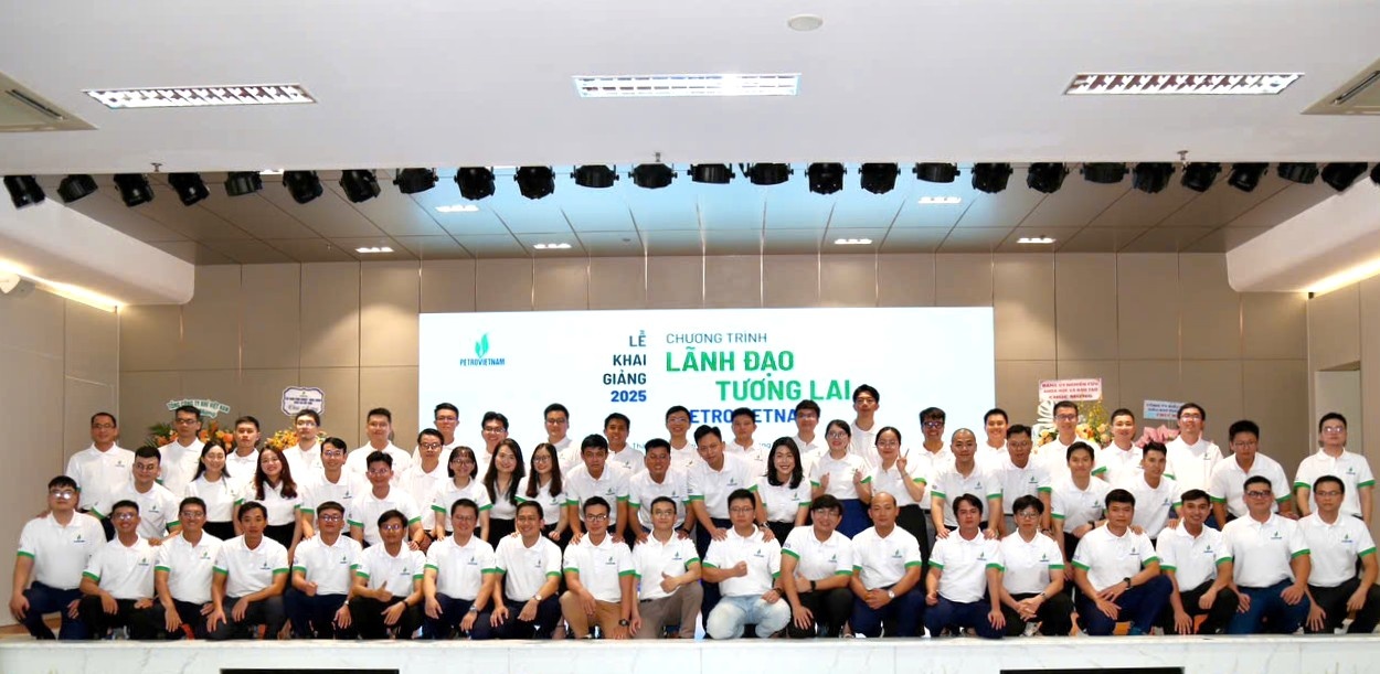 60 học viên khóa đầu tiên của chương trình “Lãnh đạo tương lai Petrovietnam”.