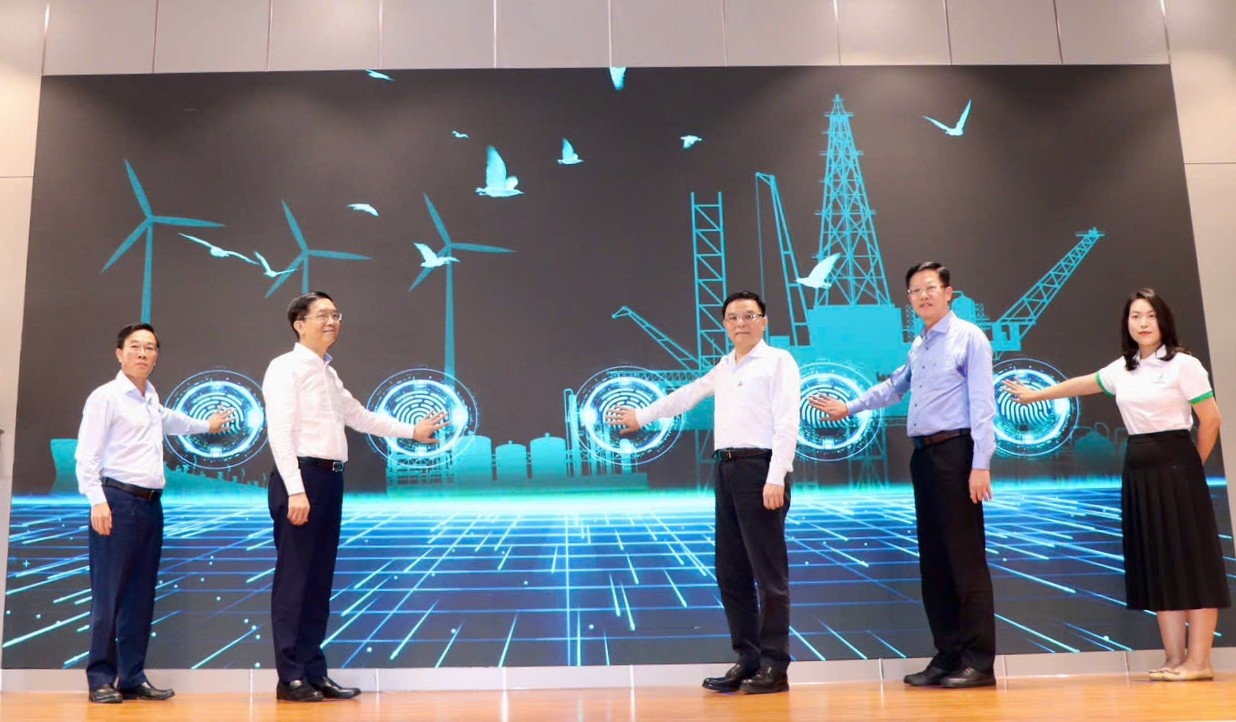 Các đại biểu thực hiện nghi thức khai giảng Chương trình “Lãnh đạo tương lai Petrovietnam 2025”