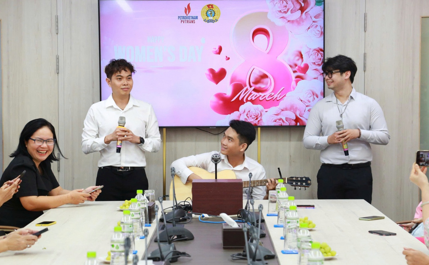 Anh Trần Thái (đánh đàn) luôn tích cực tham gia các hoạt động do Công đoàn phát động.