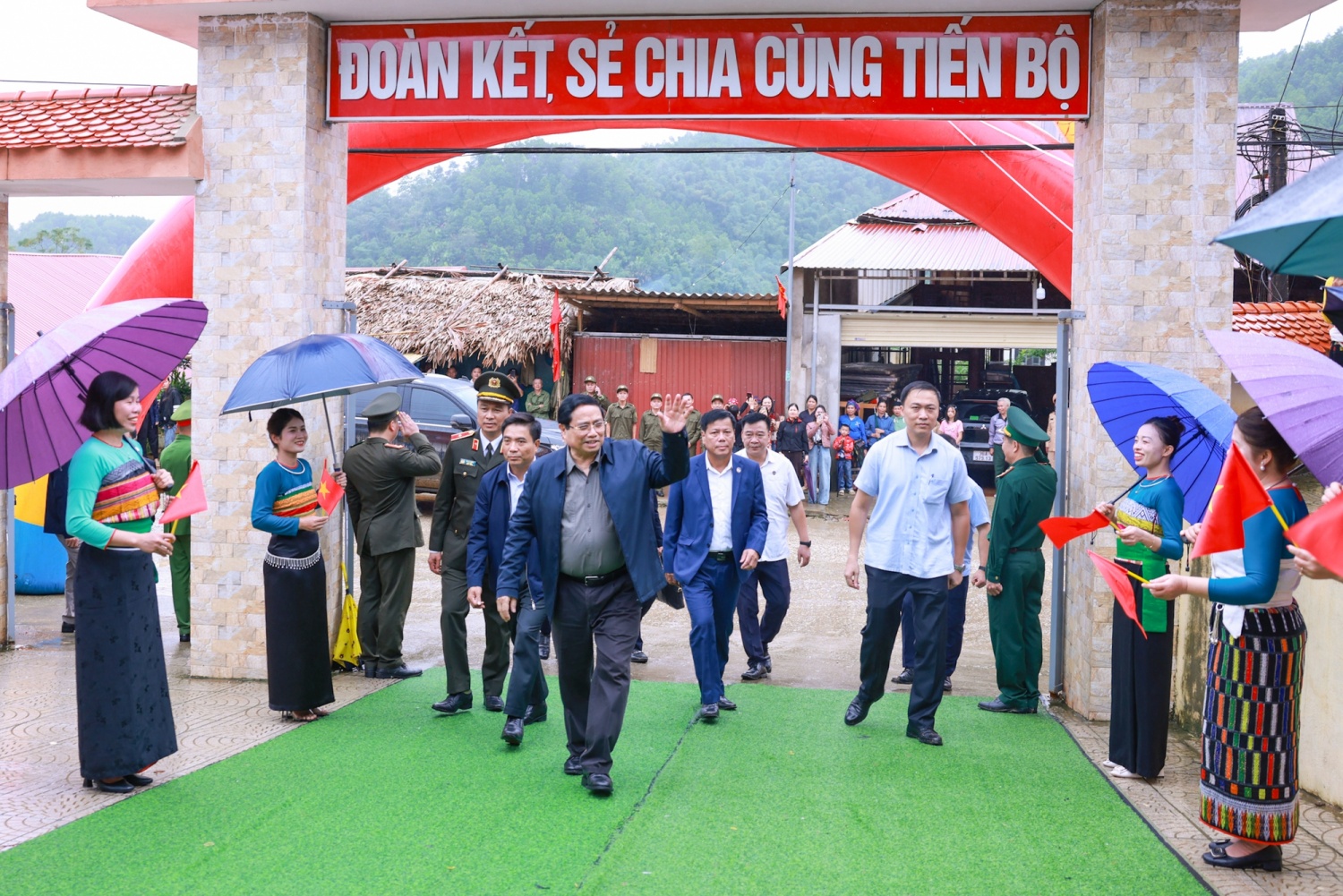 Thủ tướng Chính phủ Phạm Minh Chính tới dự lễ khởi công tại Trường nội trú liên cấp Tiểu học và Trung học cơ sở xã Yên Khương, Thanh Hóa