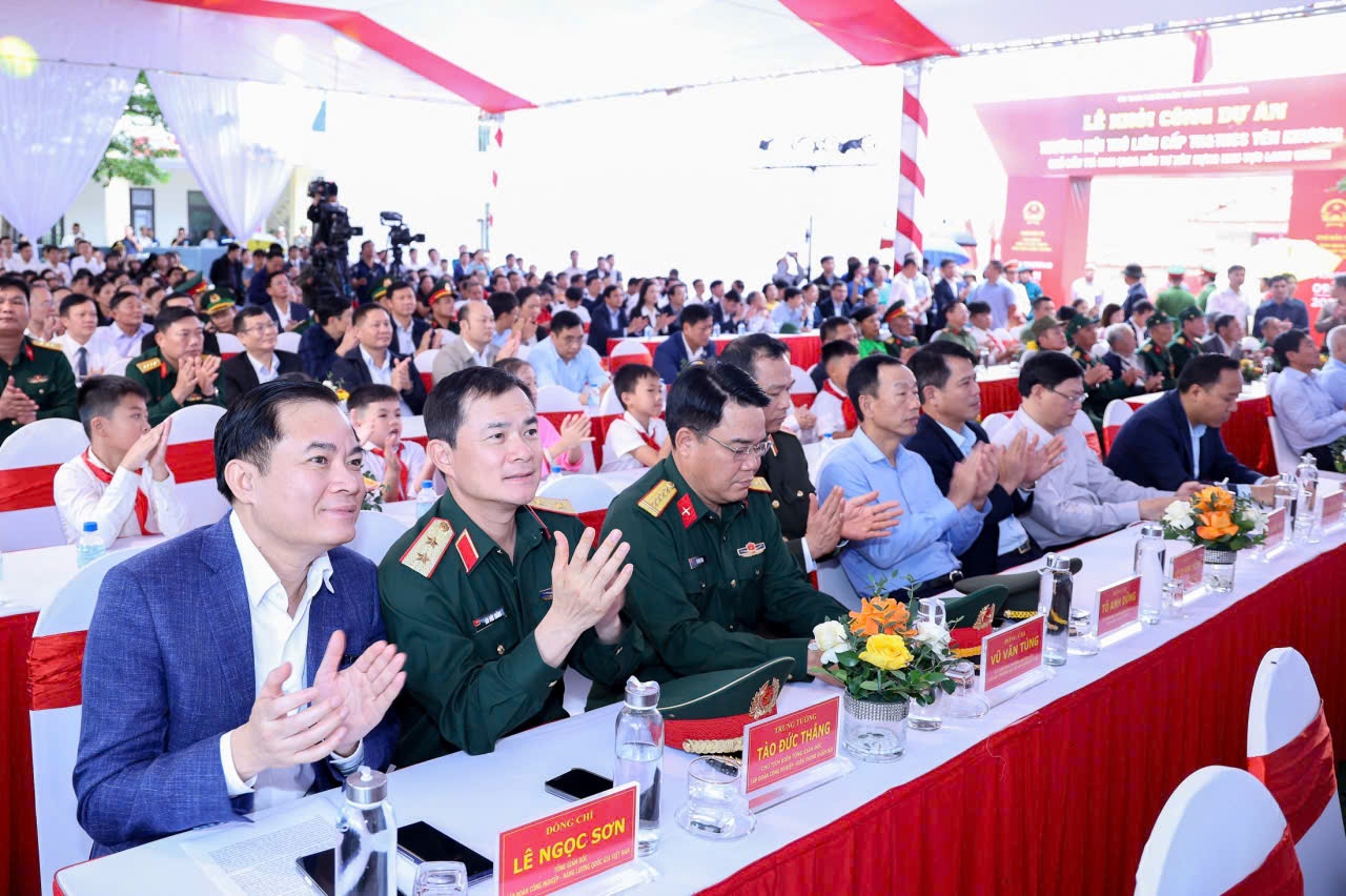 Cùng dự tại các điểm cầu có các đồng chí: Ủy viên Bộ Chính trị, Phó Thủ tướng Thường trực Chính phủ Nguyễn Hòa Bình; các đồng chí Ủy viên Trung ương Đảng, Phó Thủ tướng Chính phủ, lãnh đạo các Bộ, ban, ngành, địa phương, đông đảo đồng bào các dân tộc, các thầy cô giáo, các bậc phụ huynh và các em học sinh. Đoàn công tác Petrovietnam tham dự có sự góp mặt của đồng chí Lê Ngọc Sơn - Tổng Giám đốc Tập đoàn - làm trưởng đoàn.