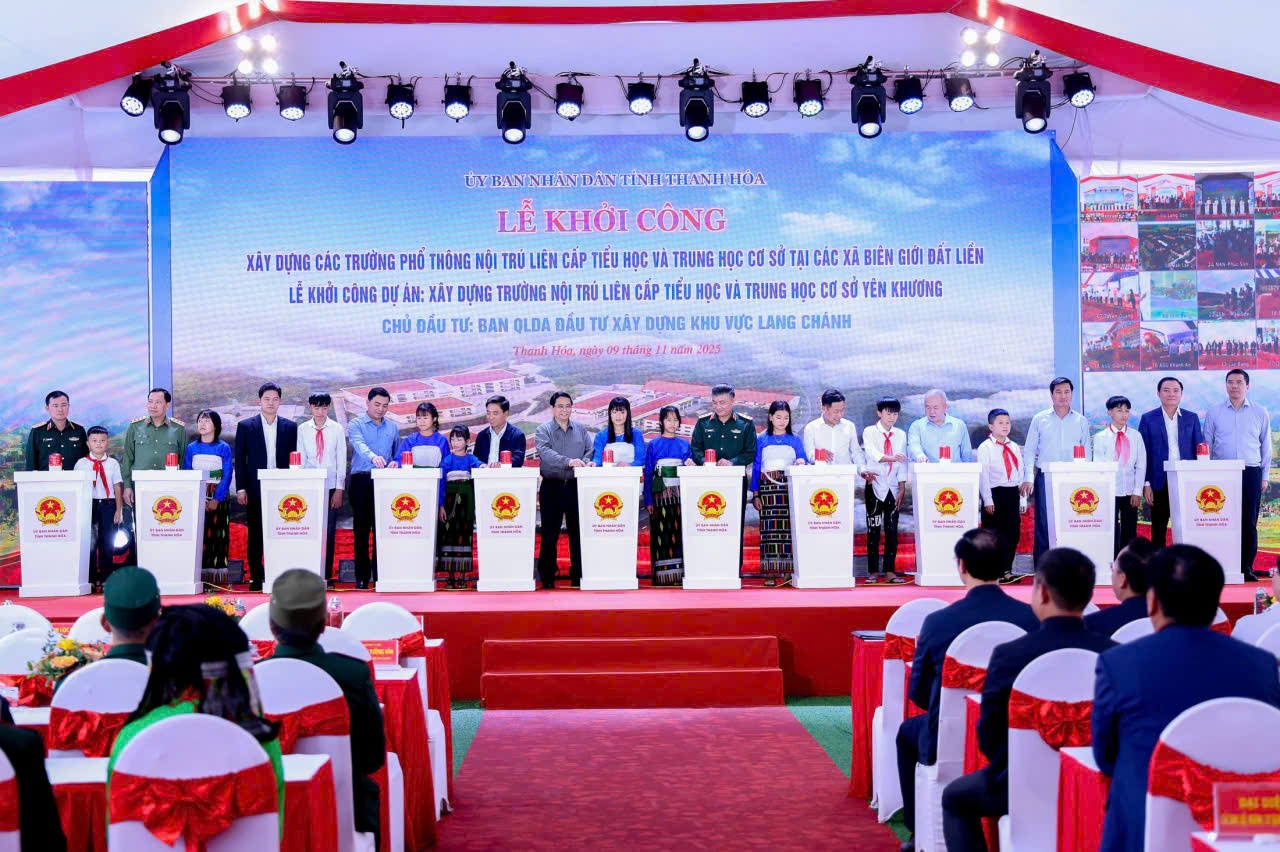 Thủ tướng Chính phủ Phạm Minh Chính cùng các đại biểu và các em học sinh thực hiện nghi thức khởi công xây dựng các trường phổ thông nội trú liên cấp Tiểu học và Trung học cơ sở tại các xã biên giới đất liền sáng 9/11, điểm cầu Trường nội trú liên cấp Tiểu học và Trung học cơ sở xã Yên Khương, Thanh Hóa