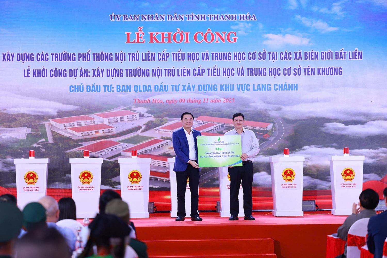 Đại diện Petrovietnam, Tổng Giám đốc Lê Ngọc Sơn trao biểu trưng tặng một công trình trường học cho tỉnh Thanh Hóa với sự tiếp nhận của đồng chí Mai Xuân Liêm, Phó Chủ tịch UBND tỉnh.