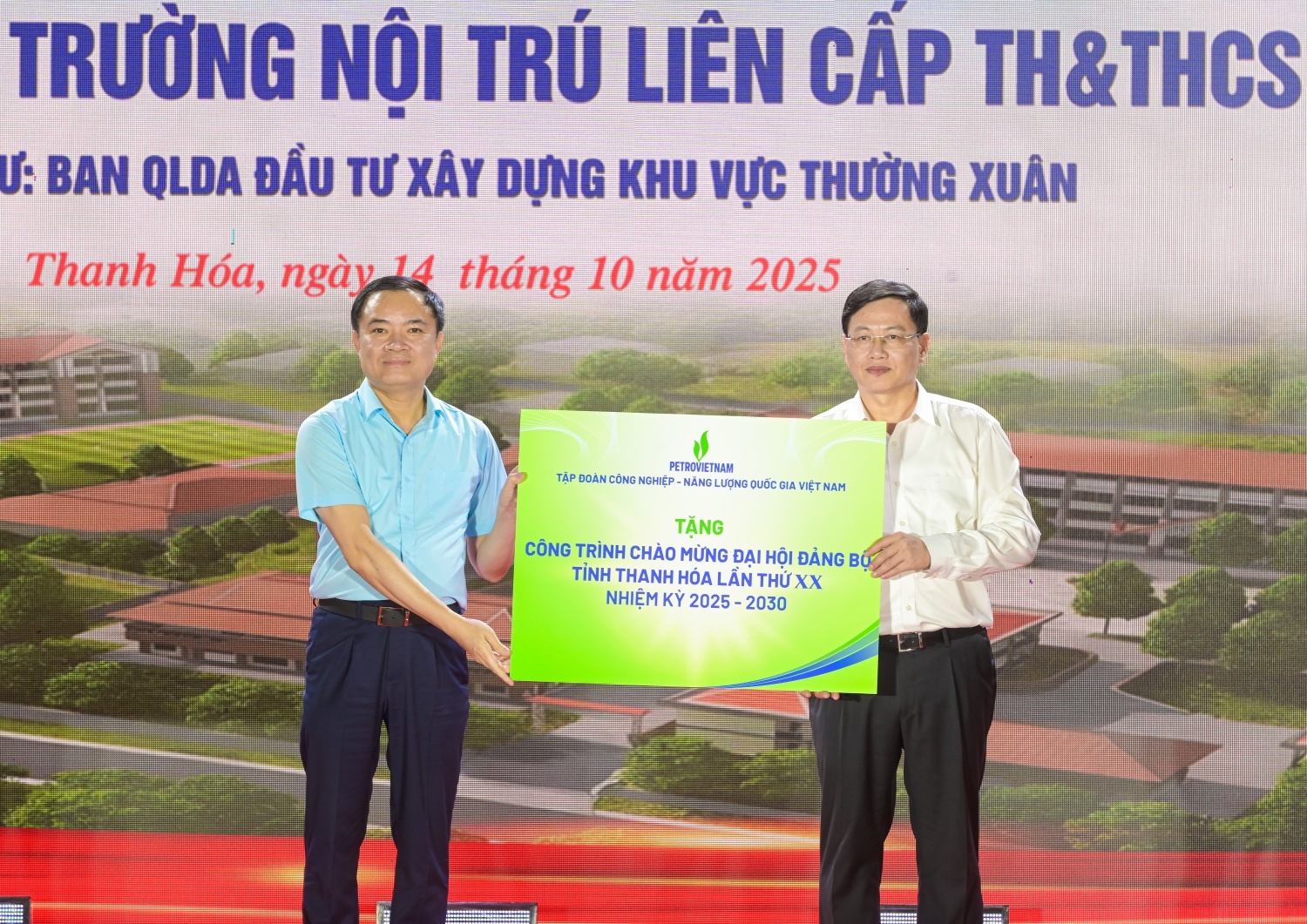 Đồng chí Lê Ngọc Sơn, Tổng Giám đốc Petrovietnam trao kinh phí tài trợ thực hiện dự án Trường nội trú liên cấp Bát Mọt, tỉnh Thanh Hóa.