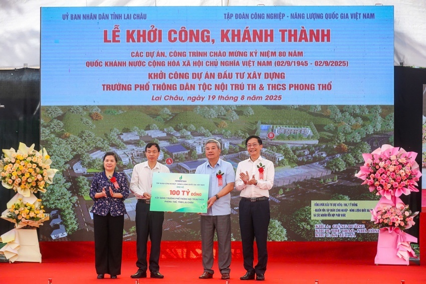 Đồng chí Trần Quang Dũng - Phó Bí thư thường trực Đảng ủy Petrovietnam cùng đồng chí Đỗ Chí Thanh - Phó Tổng Giám đốc Petrovietnam trao hỗ trợ xây dựng công trình Trường phổ thông Dân tộc nội trú TH & THCS Phong Thổ, tỉnh Lai Châu.