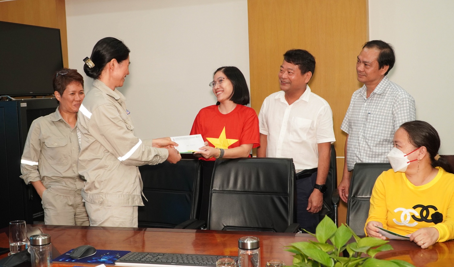 Đằng sau vẻ ngoài nhỏ bé, chị Trần Thị Thanh Nga (áo đỏ) là “chỗ dựa” tinh thần cho nhiều đoàn viên và là tấm gương về lòng nhiệt huyết, tận tâm, tiêu biểu cho thế hệ cán bộ Công đoàn PVFCCo - Phú Mỹ hôm nay.