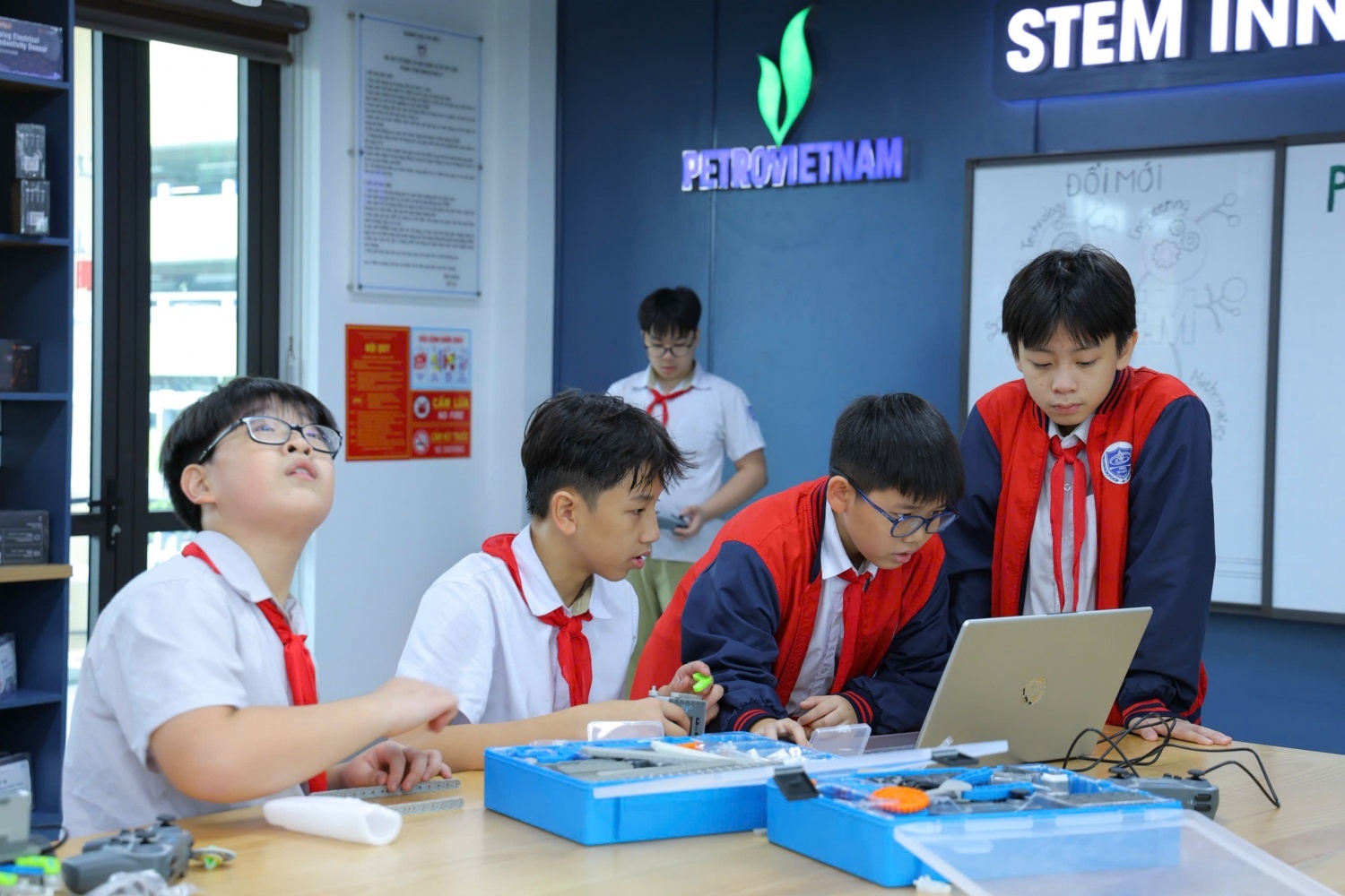 Các em học sinh Trường THCS Tây Mỗ 3 (Hà Nội) cùng nhau chế tạo mô hình robot tại phòng thực hành giáo dục STEM do Petrovietnam tài trợ