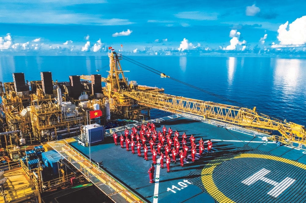 Cán bộ, đảng viên, người lao động BIENDONG POC thực hiện nghi thức chào cờ trên cụm giàn Hải Thạch - Mộc Tinh