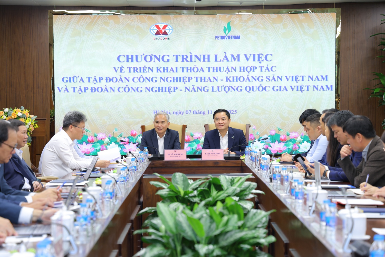 Tổng Giám đốc Petrovietnam Lê Ngọc Sơn và Tổng Giám đốc TKV Vũ Anh Tuấn chủ trì buổi làm việc.