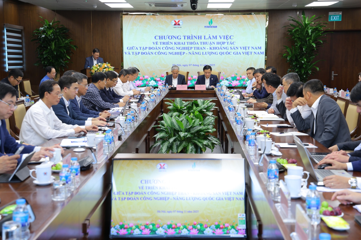 Toàn cảnh buổi làm việc.