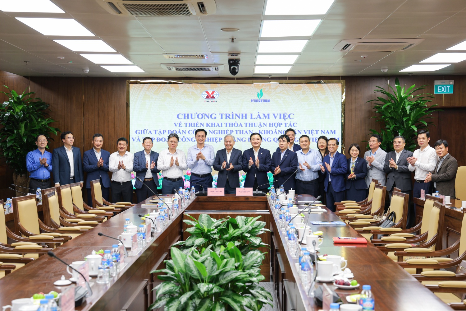 Lãnh đạo Petrovietnam, TKV và các đơn vị thành viên tại buổi làm việc.