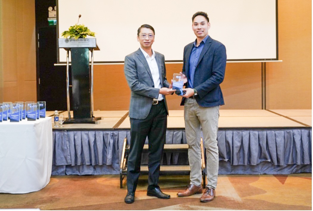 Thành viên HĐTV Petrovietnam Trần Hồng Nam trao kỷ niệm chương cho tác giả bài trình bày.