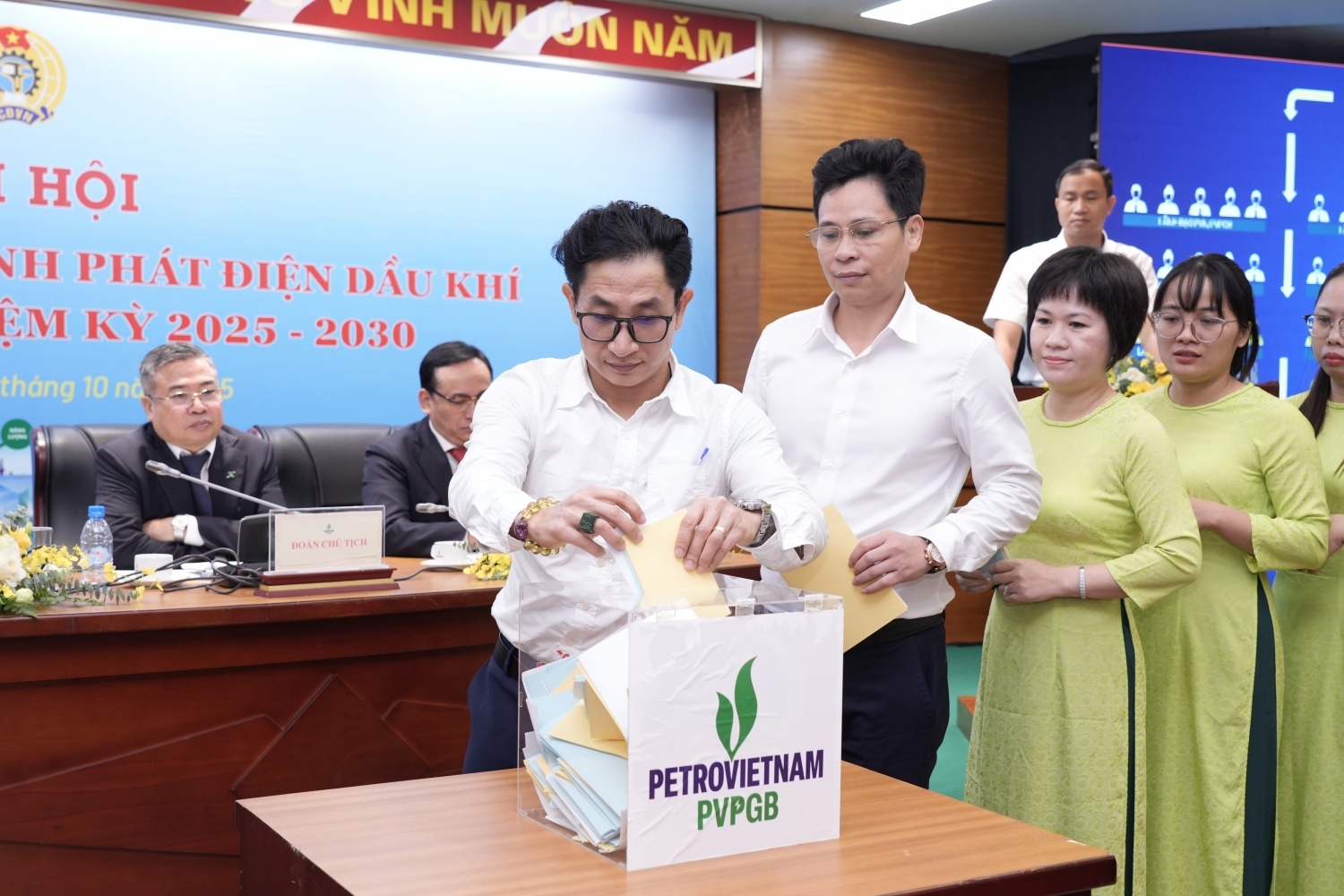 Người lao động PVPGB bỏ phiếu bầu cử tại Đại hội Công đoàn PVPGB khóa II, nhiệm kỳ 2025-2030