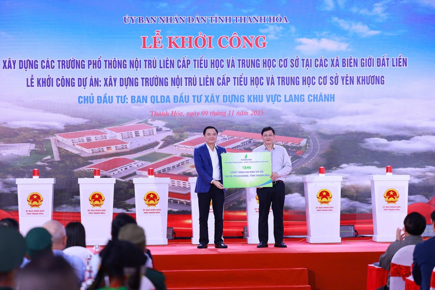 Tổng Giám đốc Petrovietnam Lê Ngọc Sơn trao biểu trưng tài trợ một công trình trường học cho tỉnh Thanh Hóa.  			