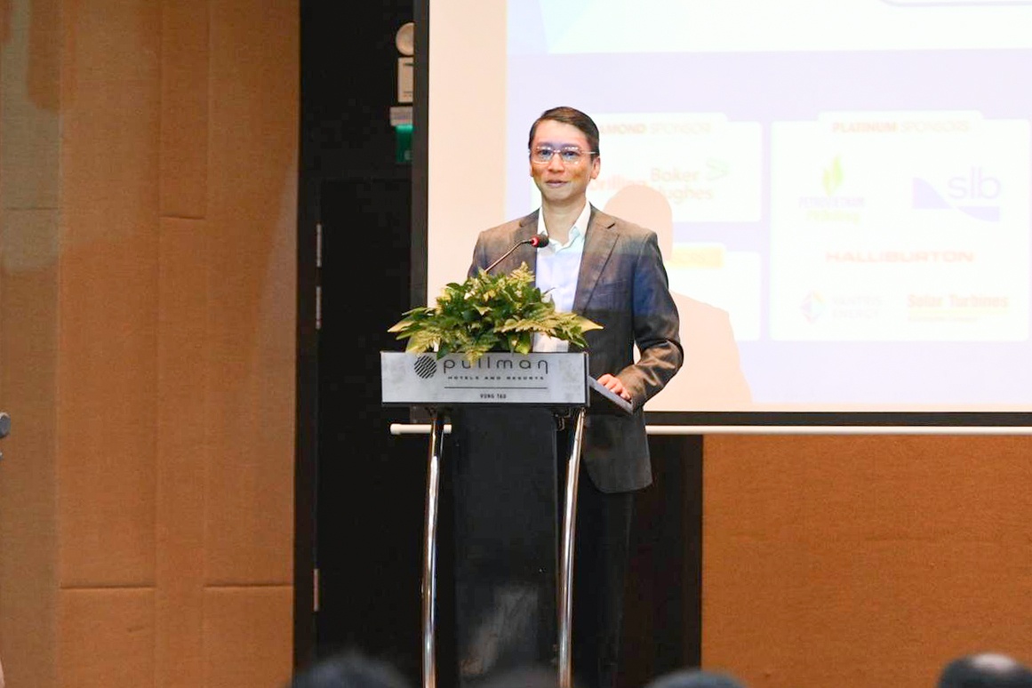 TS Trần Hồng Nam - Thành viên HĐTV Petrovietnam đánh giá cao vai trò của SPE Vietnam trong việc kết nối cộng đồng kỹ sư, chuyên gia trong và ngoài nước, tạo ra diễn đàn học thuật uy tín để chia sẻ tri thức và cập nhật công nghệ mới, đồng thời tổ chức các hoạt động thiện nguyện, đóng góp tích cực cho cộng đồng