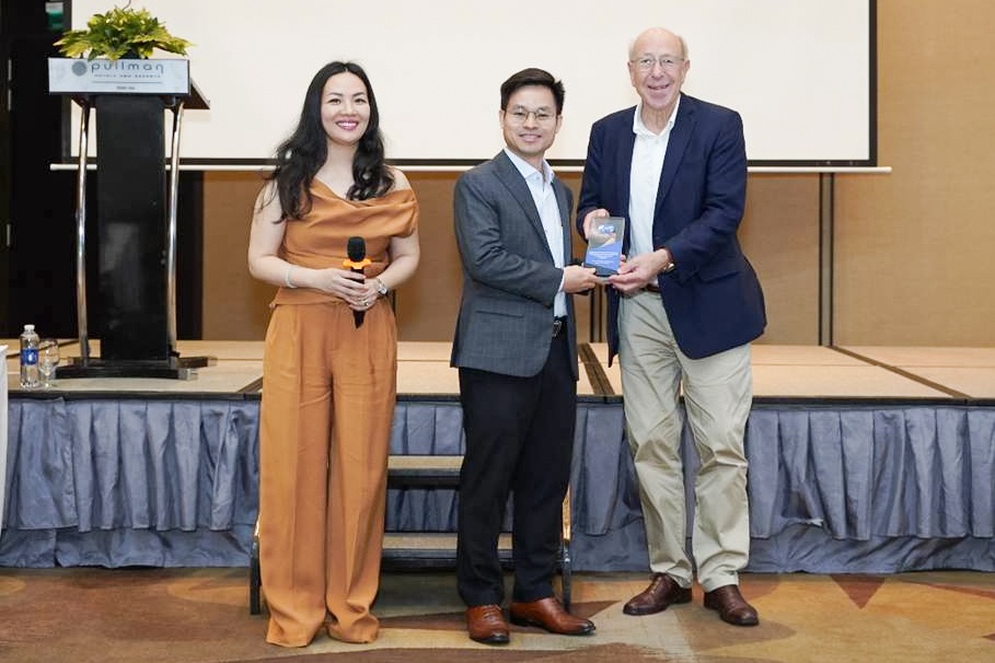 Ông Phạm Văn Hoanh - Trưởng Ban Kỹ thuật SPE Vietnam nhận kỷ niệm chương.