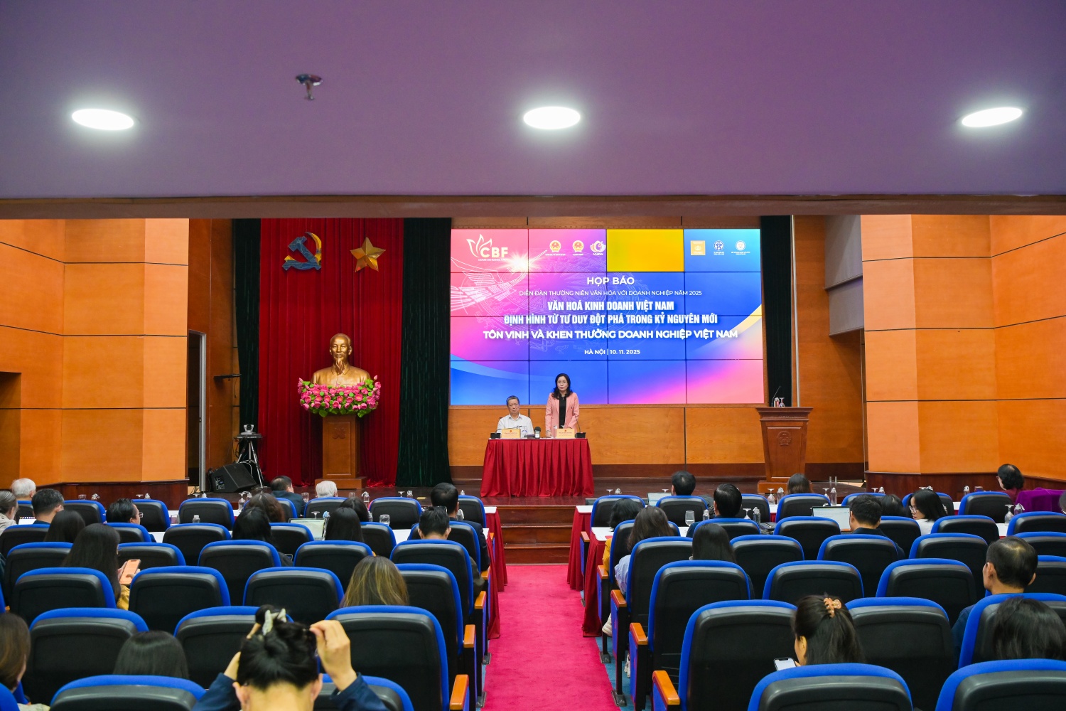 Toàn cảnh buổi họp báo.
