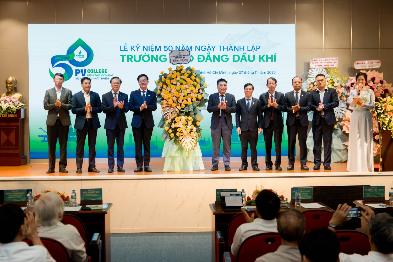 Lãnh đạo Petrovietnam chúc mừng Ban lãnh đạo nhà trường tại lễ kỷ niệm 50 năm.