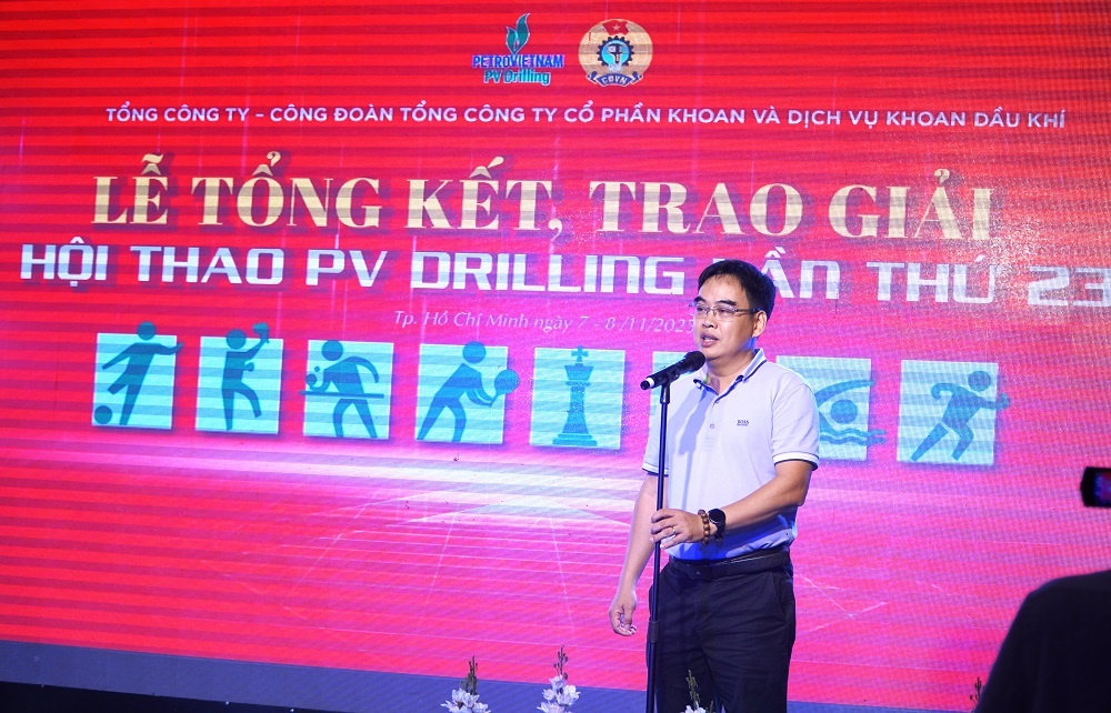 Đồng chí Hoàng Xuân Bách - Chủ tịch Công đoàn PV Drilling, Trưởng Ban Tổ chức báo cáo tổng kết hội thao