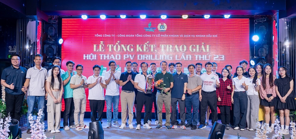 Đồng chí Nguyễn Thế Sơn trao cúp và giải Nhì toàn đoàn cho Cơ quan Tổng công ty