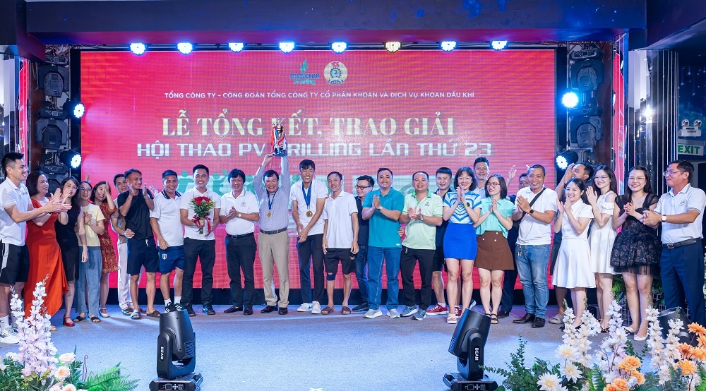 Trao cúp và giải Ba toàn đoàn cho PVD Training