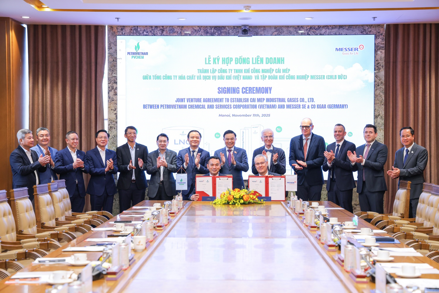 Ông Dương Trí Hội, Tổng Giám đốc PVChem và ông Bernd Eulitz, Tổng Giám đốc Messer ký kết hợp đồng dưới sự chứng kiến của lãnh đạo Petrovietnam, Messer và PVChem