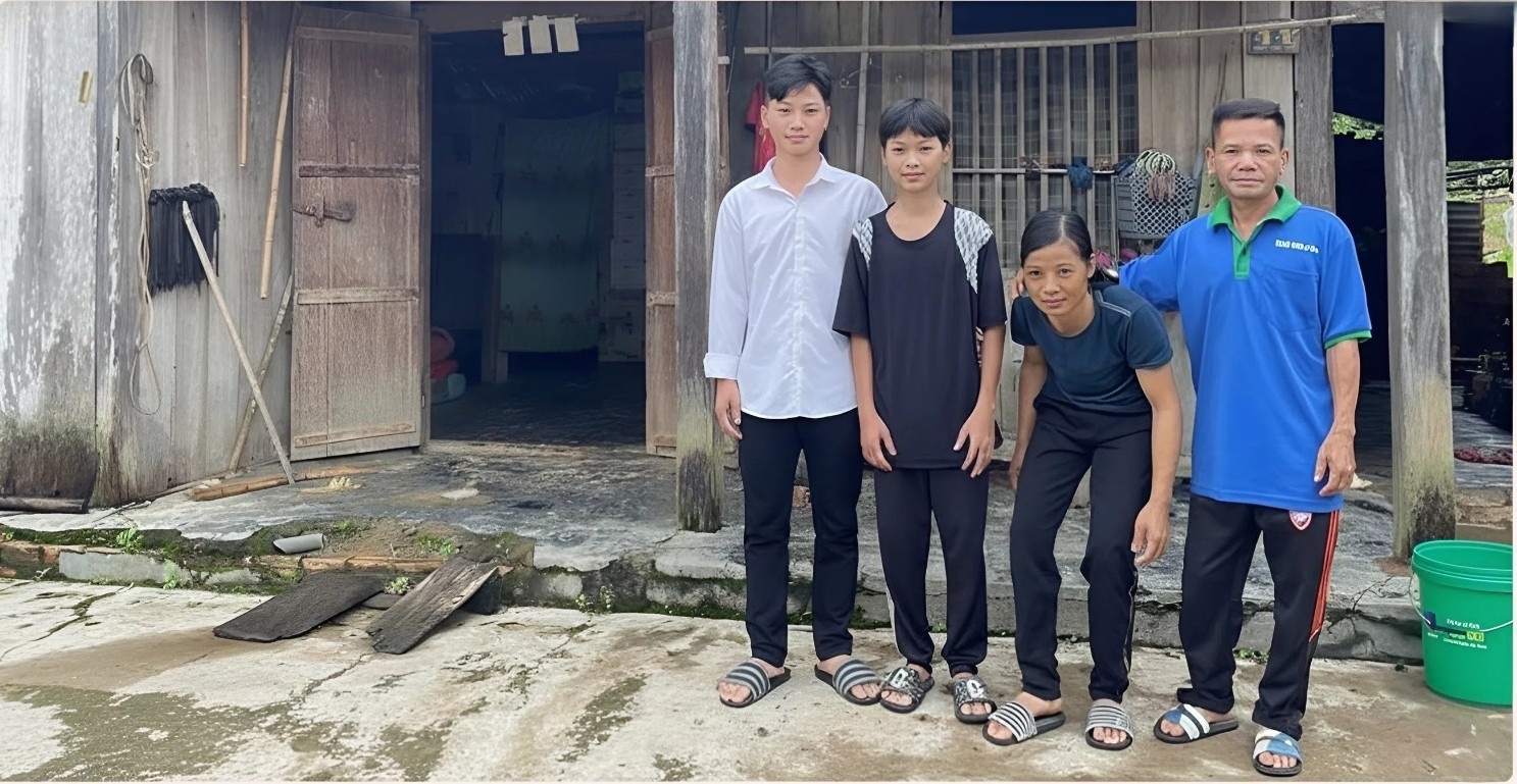 Dù cuộc sống còn nhiều khó khăn, Hướng Minh Quyết (thứ hai bên trái) vẫn bền bỉ theo đuổi ước mơ học tập