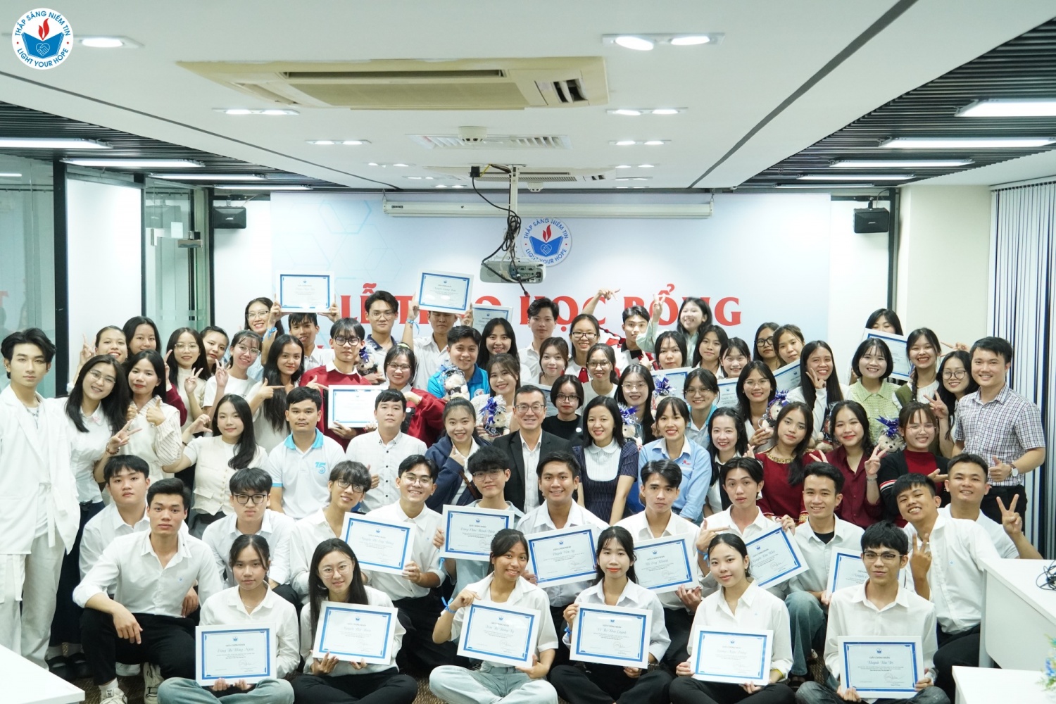 Hành trình của Thắp Sáng Niềm Tin - câu chuyện về sức mạnh của lòng nhân ái trong thời đại mới.