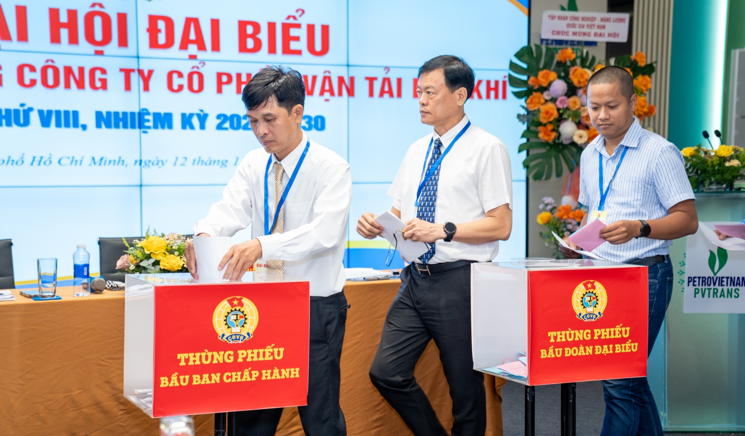 Các đại biểu bỏ phiếu lựa chọn những cán bộ công đoàn tiêu biểu, tâm huyết, đại diện cho tiếng nói người lao động.