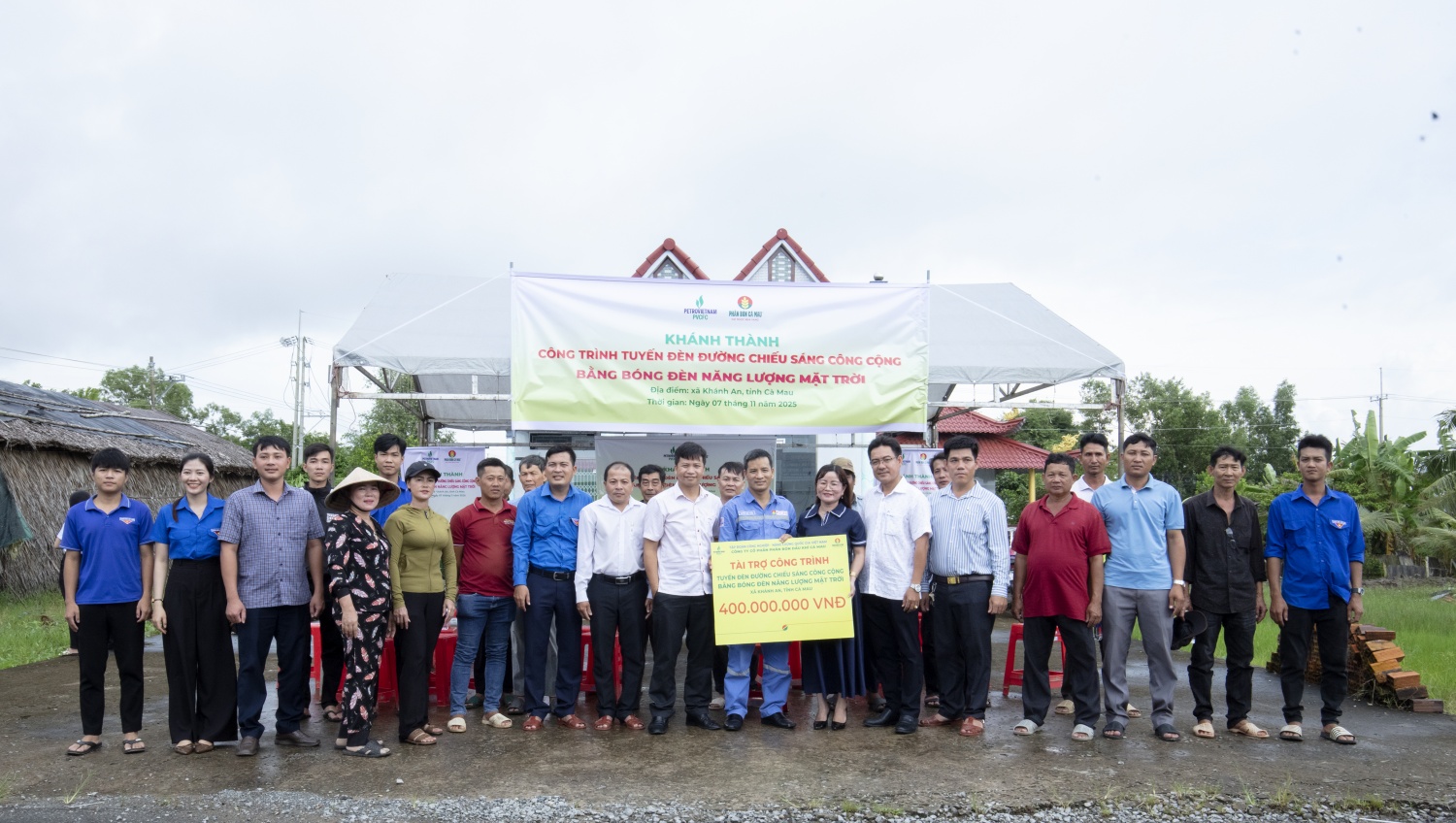 Đại diện Phân bón Cà Mau và chính quyền địa phương tại Lễ khánh thành công trình chiếu sáng năng lượng mặt trời trị giá 400 triệu đồng tại xã Khánh An.